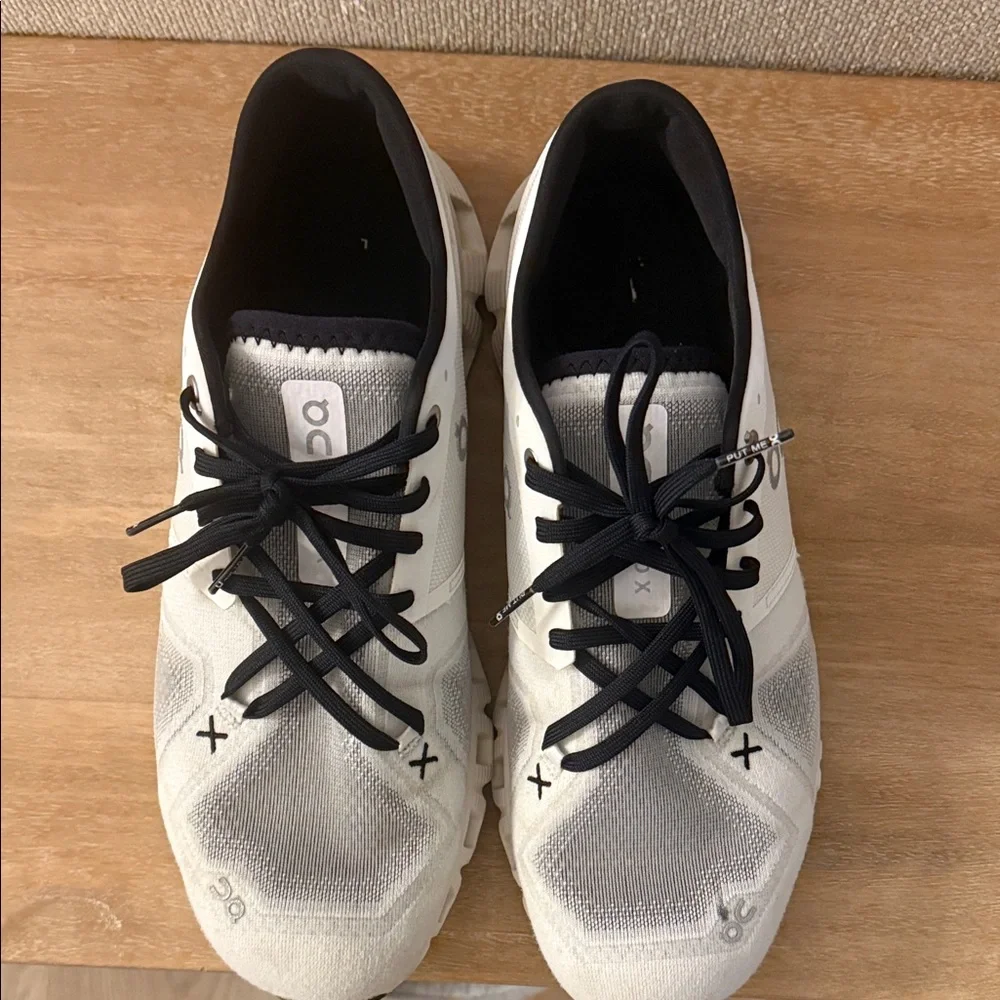 On Running Black and White Athletic Shoes X4 - Picture 4 of 4